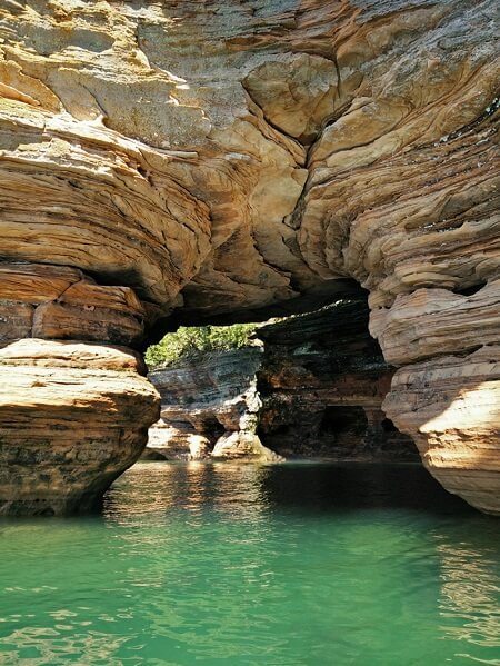 apostle-islands-caves
